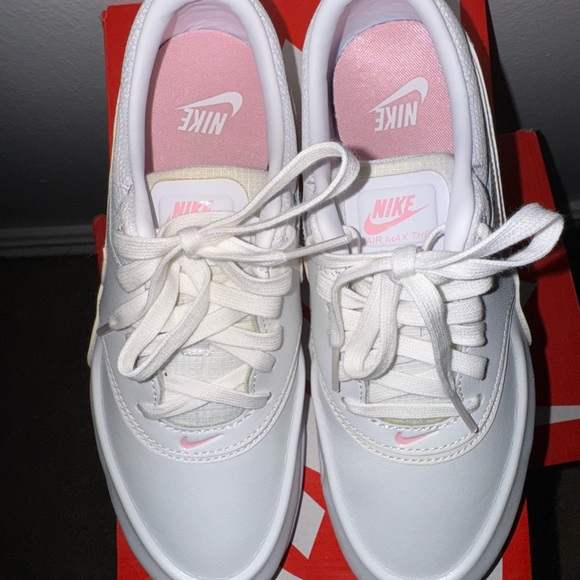 NEW Nike White and Pink Sneakers with Air Cushioning and Textured Sole - Picture 5 of 12